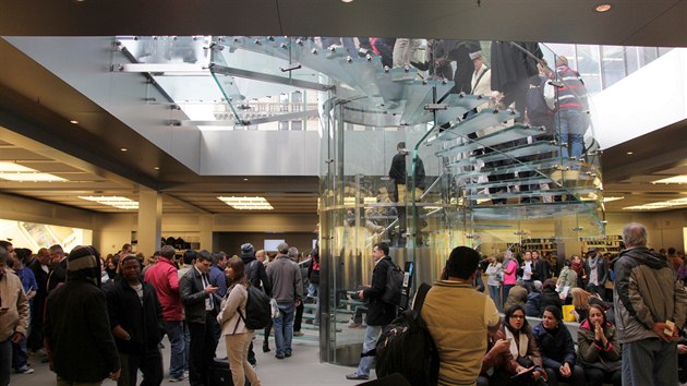 Apple Store v New Yorku navštěvují lidé i jako "kulturní atrakci", rozhodně ne všichni si sem přišli něco koupit.