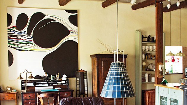 V obývacím pokoji dominuje výtvarno na zdi a trámový strop. 
