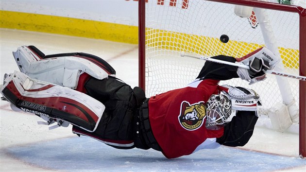 Glman Robin Lehner z Ottawy v akrobatickm zkroku v duelu s New York Islanders.