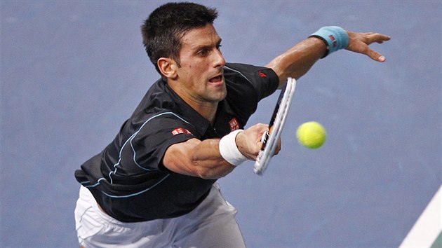 Srbský tenista Novak Djokovi v paíském semifinále s Rogerem Federerem ze...