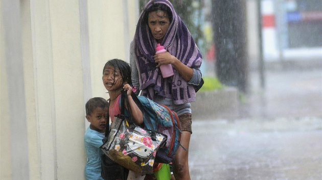 Matka se svmi dvma dtmi hled kryt ped tajfunem ve mst Cebu. 