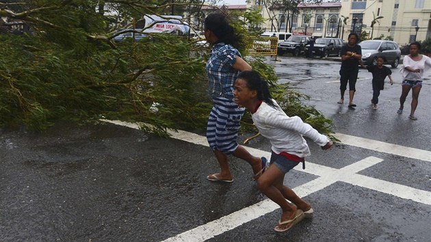 Po zsahu huriknem zstaly v centru Cebu vyvrcen stromy.