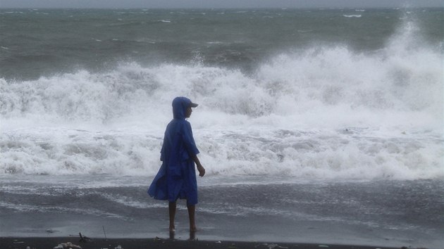 Pobe msta Legazpi zashly ob vlny. Kvli tajfunu Haiyan musely sv domovy opustit miliony lid. 