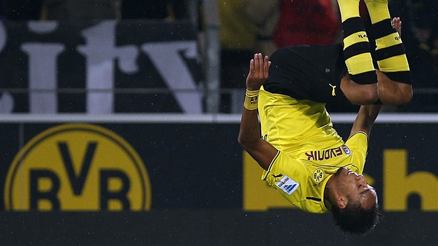 Pierre-Emerick Aubameyang z Dortmundu slav svou trefu proti Stuttgartu.