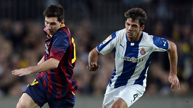 Lionel Messi (vlevo) z FC Barcelona unik Victoru Sanchezovi z Espaolu Barcelona.