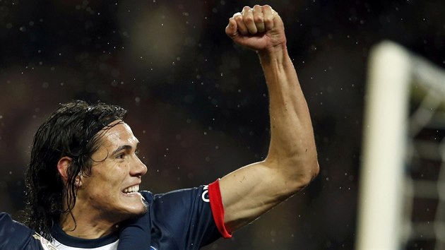 Edinson Cavani z Paris St. Germain slav svj gl proti Lorientu.