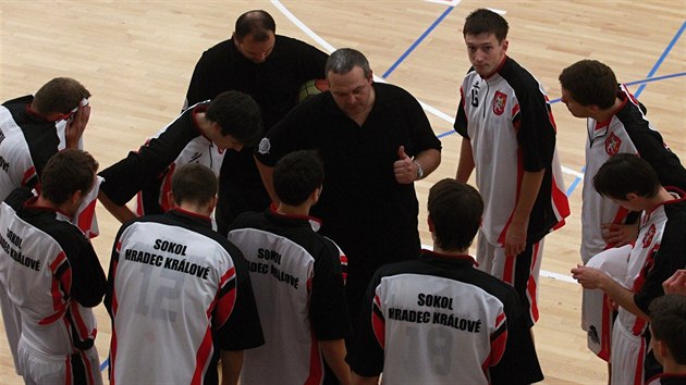 Basketbalist Hradce Krlov poslouchaj pokyny svho koue Lubomra Peterky.