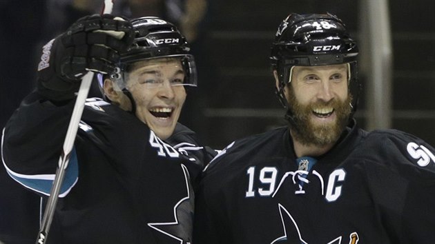 Tomá Hertl (vlevo) a Joe Thornton ze San Jose slaví trefu proti Vancouveru.