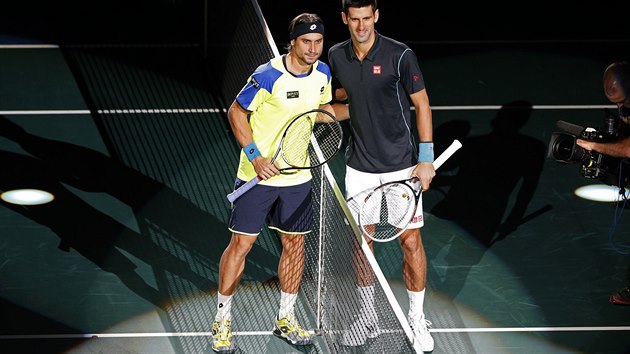 PED BOJEM. Ptelsk objet Davida Ferrera (vlevo) a Novaka Djokovie ped finlovm zpasem turnaje Masters v Pai