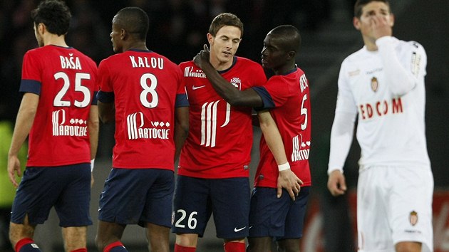 A JE TAM. Fotbalist Lille se raduj ze vstelen branky do st Monaka.