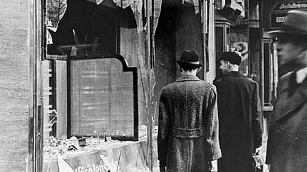 Den pot. Na ulici v jednom z nmeckch mst 10. listopadu 1938.