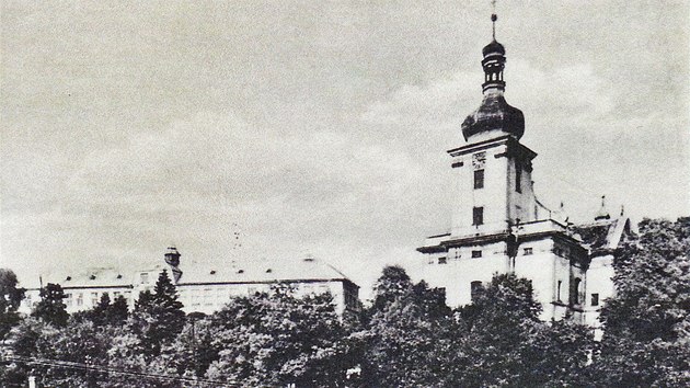 Barokní Kostel Nanebevzetí Panny Marie byl postaven na konci 17. století. Na poválečné fotografii vlevo od něj stojí budova takzvané horní školy.