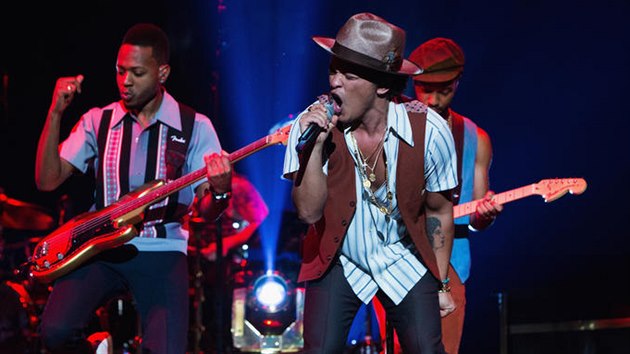 Bruno Mars na Moonshine Jungle Tour během vystoupení v losangelském Staples Center.