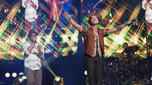 Bruno Mars na Moonshine Jungle Tour během vystoupení v losangelském Staples Center.