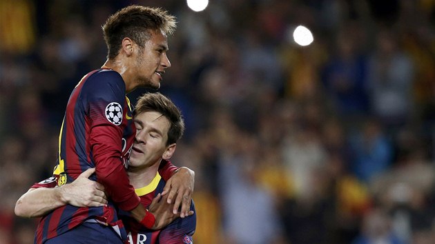 NEJVT HVZDY BARCELONY. Neymar (nahoe) gratuluje Lionelovi Messimu ke glu proti AC Miln.