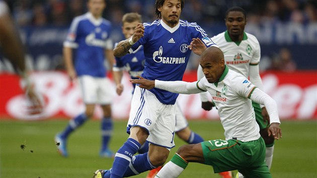 ESK PEKKA. Theodor Gebre Selassie z Brm se stav do cesty Jermainu Jonesovi ze Schalke.