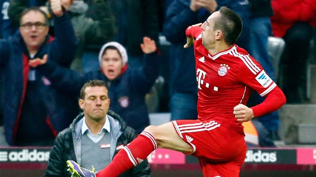 POTVRZEN SKVL FORMY. Franck Ribry z Bayernu Mnichov prv skroval proti Augsburgu.