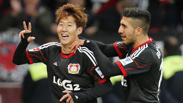 HATTRICK. Son Heung-min z Leverkusenu oslavuje svj tet gl proti Hamburku.