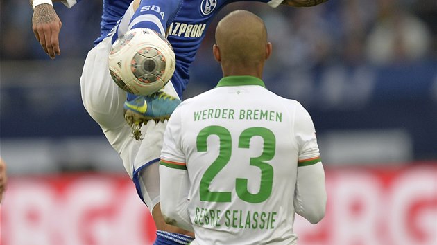 PIPRAVEN. Theodor Gebre Selassie z Brm se sna ubrnit Jermaina Jonese ze Schalke.