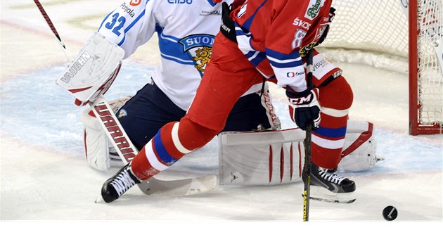 esk hokejista jakub Nakldal se pokou pekonat finskho glmana Niko Hovinena.