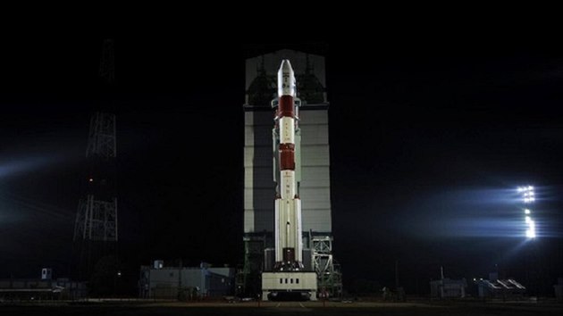 Raketa PSLV s 1,5tunovou sondou Mangalyaan je pipravena ke startu.