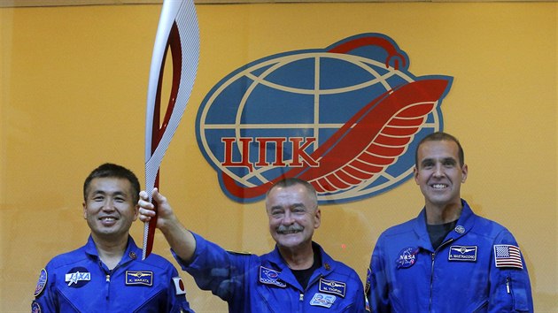 Olympijskou pochodeň veze do vesmíru posádka ve složení Kojči Wakata (vlevo), Rick Mastracchi (vpravo) a velitel lodi Michail Tjurin (uprostřed).