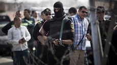 Egyptský policista p�ed budovou policejní akademie, kde se koná proces se...