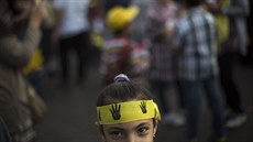 Egyptská dívka s logem ty zvednutých prst, symbolem protest Muslimského...