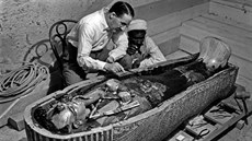 Archeolog Howard Carter prohlí�í sarkofág egyptského faraona Tutanchamona (1923)