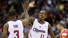 Jamal Crawford (vpravo) a Chris Paul z LA Clippers slaví povedenou akci.