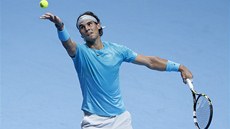 panlský tenista Rafael Nadal podává v utkání na Turnaji mistr.