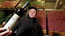 Frantiek mádl chystá svatomartinská vína na expedici do Prahy.