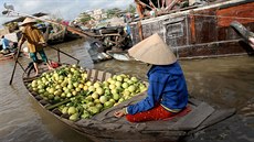 Pi návtv plovoucího trhu v delt Mekongu má Evropan píleitost poznat a...