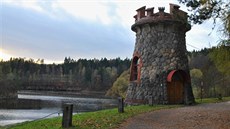 K p�ehradní hrázi a elektrárn� pat�í n�kolik dal�ích budov a v�í...