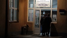 Policisté vcházejí do budovy základní koly v severní ásti Kosovské Mitrovice,...