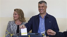 Kosovský premiér Hashim Thaçi volí po boku své manelky v hlavním mst...