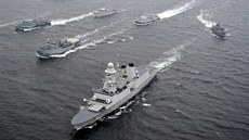 Flotila válených lodí NATO bhem cviení Steadfast Jazz na Baltu