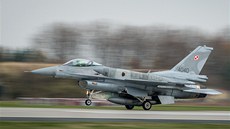 Polský sroj F-16 startuje v Poznani k cvi�né misi b�hem nejv�t�ích manévr�