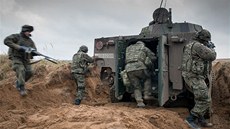 Poltí vojáci nastupují do obrnného vozidla "Rosomák" bhem cviení Sil rychlé...