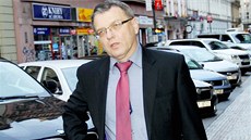 Lubomír Zaorálek pichází na grémium SSD v Praze. (8. listopadu 2013)