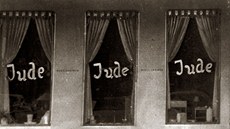 Po Křišťálové noci bylo okolo 30 tisíc německých židů internováno v...