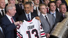 éf klubu Chicago Blackhawks John McDonough pedává prezidentovi USA Barracku...