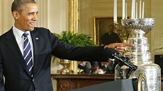 Americký prezident Barrack Obama stojí ped einckým pultíkem, za ním se...