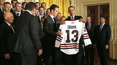 Prezident Barrack Obama si prohlíí dres, který mu vnovali hokejisté Chicaga.