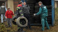 Za dv hodiny byly plné odpadu dva kontejnery, dobrovolníci uklízeli u