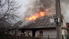 Po�ár rodinného domu ve Viký�ovicích na �umpersku (2. listopadu 2013).