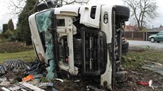 Kamion se p�evrátil v obci Drmoul na Chebsku (7. listopadu 2013)