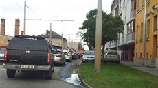 Kolona v Dobrovodské ulici se táhla od viaduktu a� na kone�nou linky 9 na...