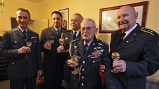 Válený veterán a pilot RAF Imrich Gablech (druhý zprava) ijící v Havlíkov...