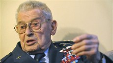 Vále�ný veterán a pilot RAF Imrich Gablech �ijící v Havlí�kov� Brod� se 4....
